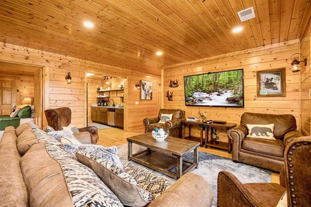 Panorama Mountain View Cabin, Less Than 10 Miles From Gatlinburg And Dollywood, Dog Friendly, 6 Bedrooms Sleeps 17, Fire Pit, Hottub, Washer Dryer, Fully Loaded Kitchen, Gameroom With A Tv, Pool Table, Arcade, Air Hockey, And Foosball Sevierville Exterior foto